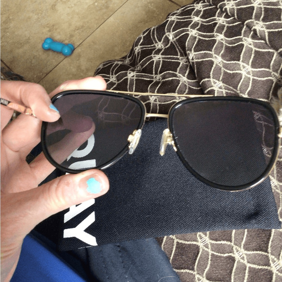 READ** Quay POLARIZED LL IN MINI READ Stylish Black and Gold Sunglasses